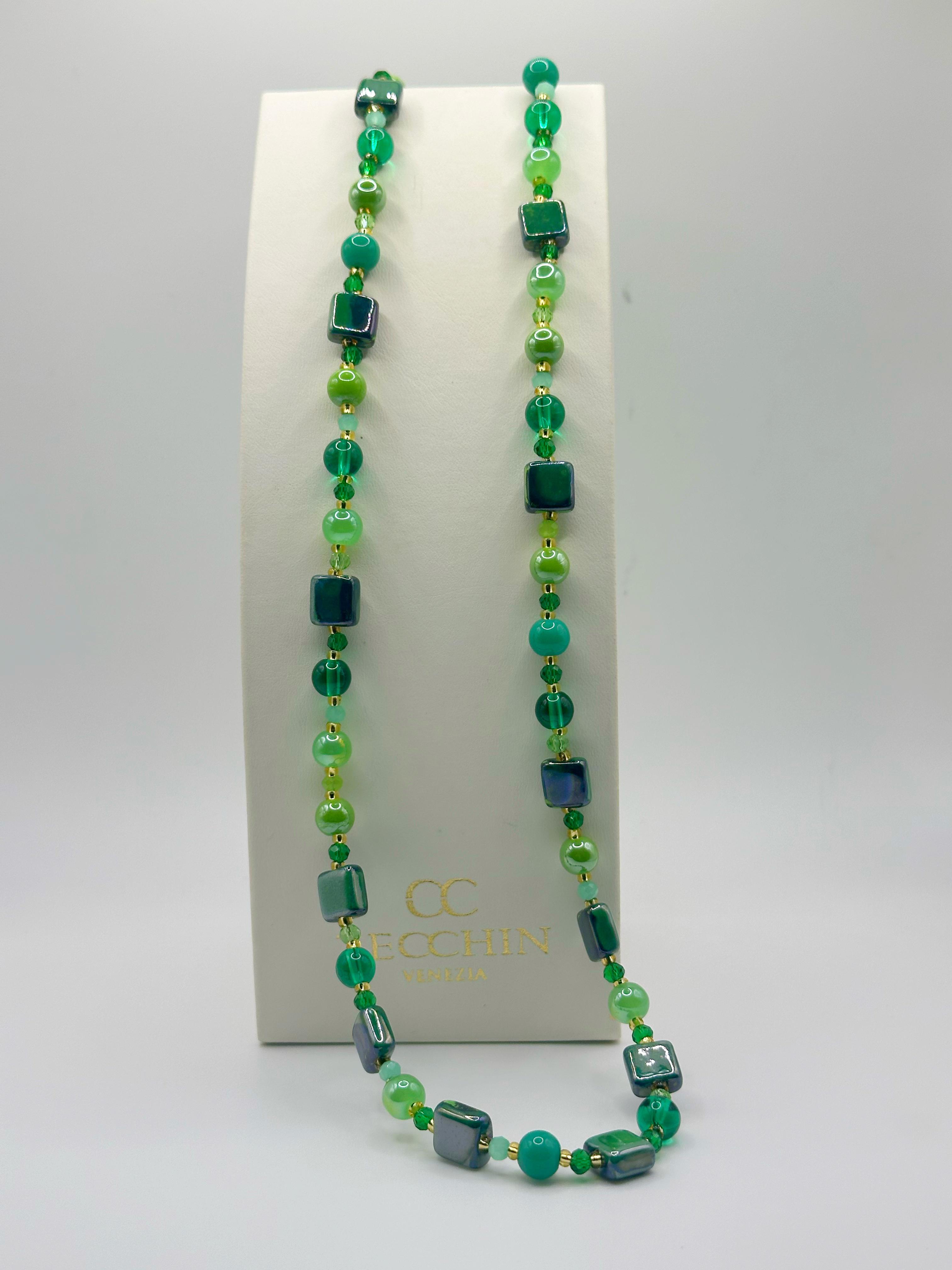 Collana lunga Mikonos con perle cubiche in vetro di Murano, colore verde